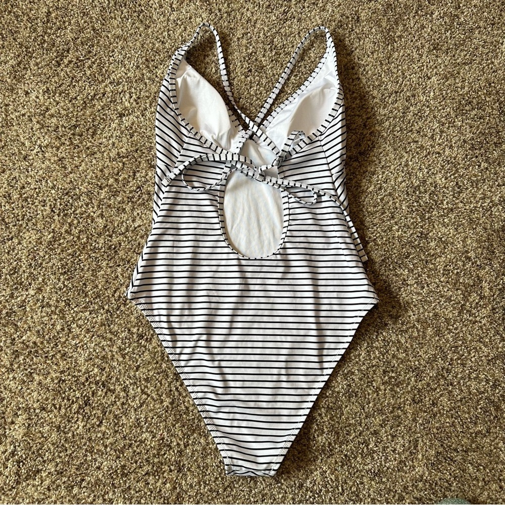 CUPSHE Black And White Stripe V-neck One Piece Swimsuit - Picture 6 of 6